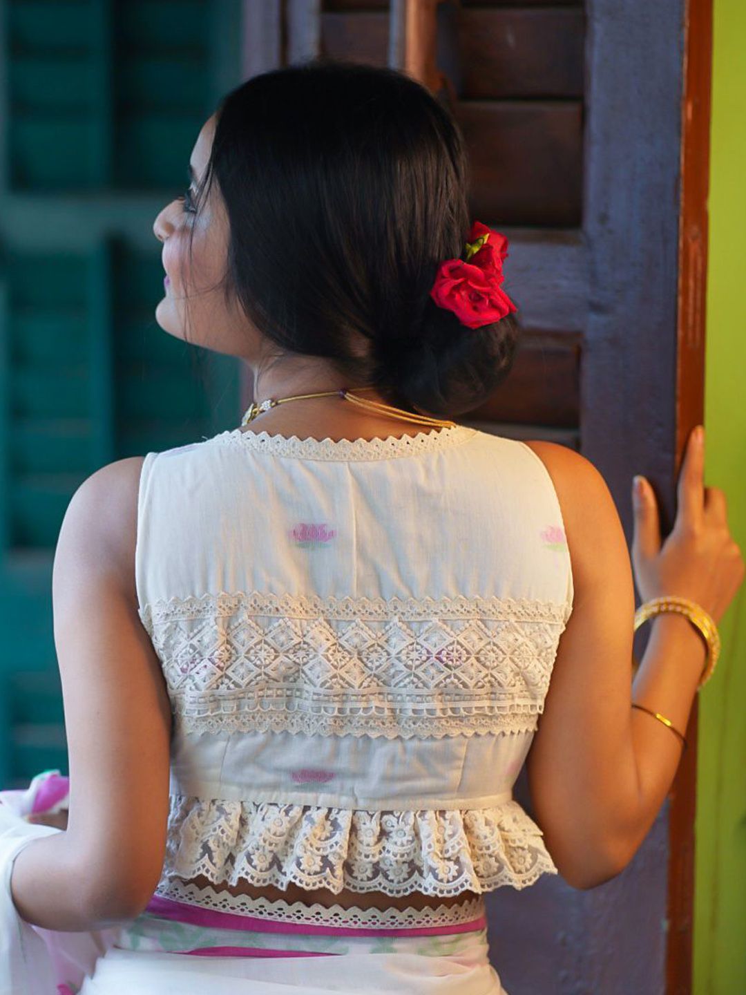 White Woven Cotton Saree Blouse – V-Neck – Thread Work
