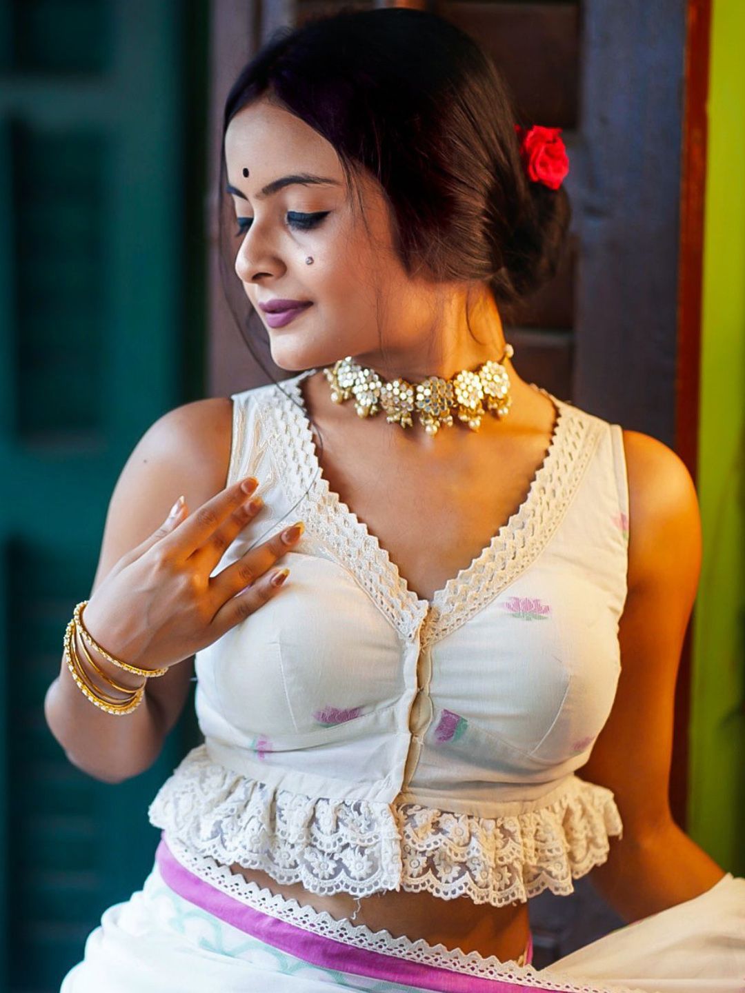 White Woven Cotton Saree Blouse – V-Neck – Thread Work