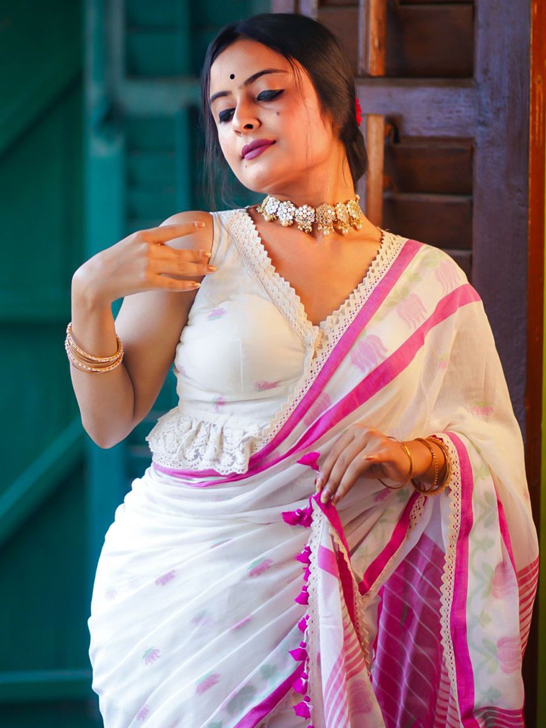White Woven Cotton Saree Blouse – V-Neck – Thread Work
