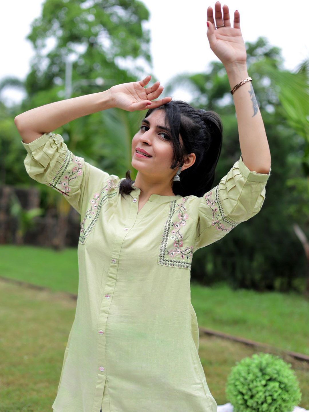 Green & White A-Line Viscose Rayon Kurti – Mandarin Collar – Floral Embroidered