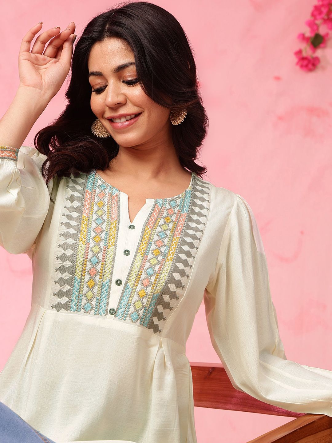 Off White A-Line Pure Cotton Short Kurti – Round Neck – Floral Thread Embroidery